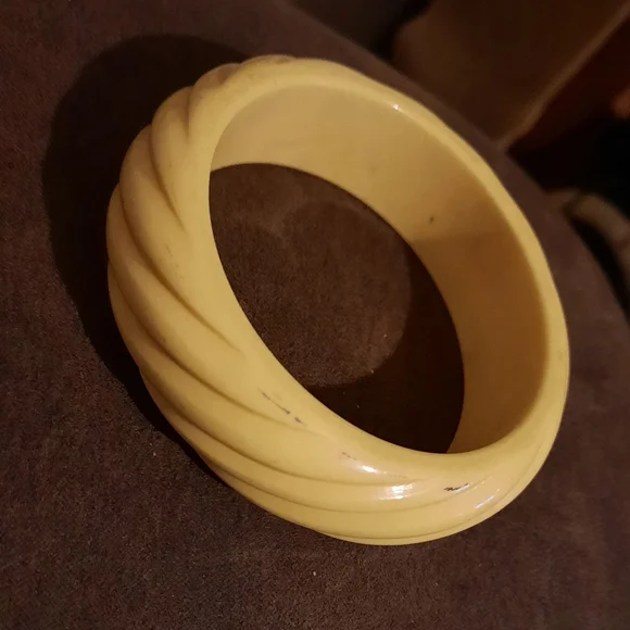 Vintage MCM Bakelite buttery yellow Swirl Bangle Bracelet - Picture 2 of 6